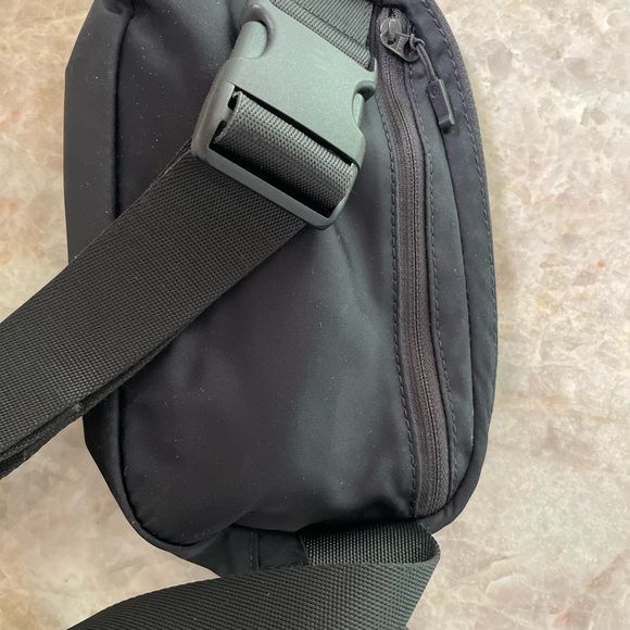 Lululemon Everywhere Belt Bag Matte Black - Picture 2 of 6